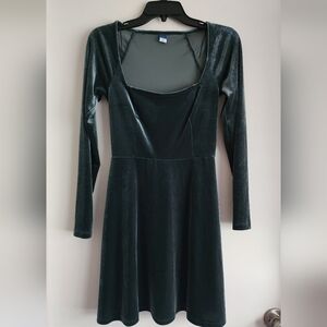 Velvet Scoop Neck Long-Sleeve Dress in Emerald Green